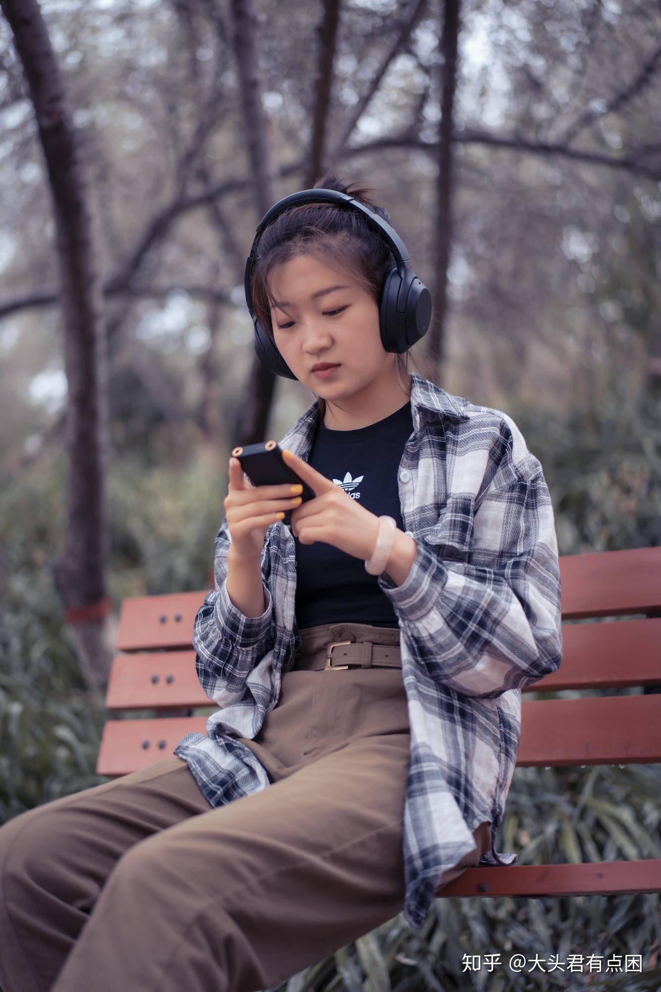 的小灵通,功能机,半智能机,到现在的智能机,手机的功能越来越多:拍照