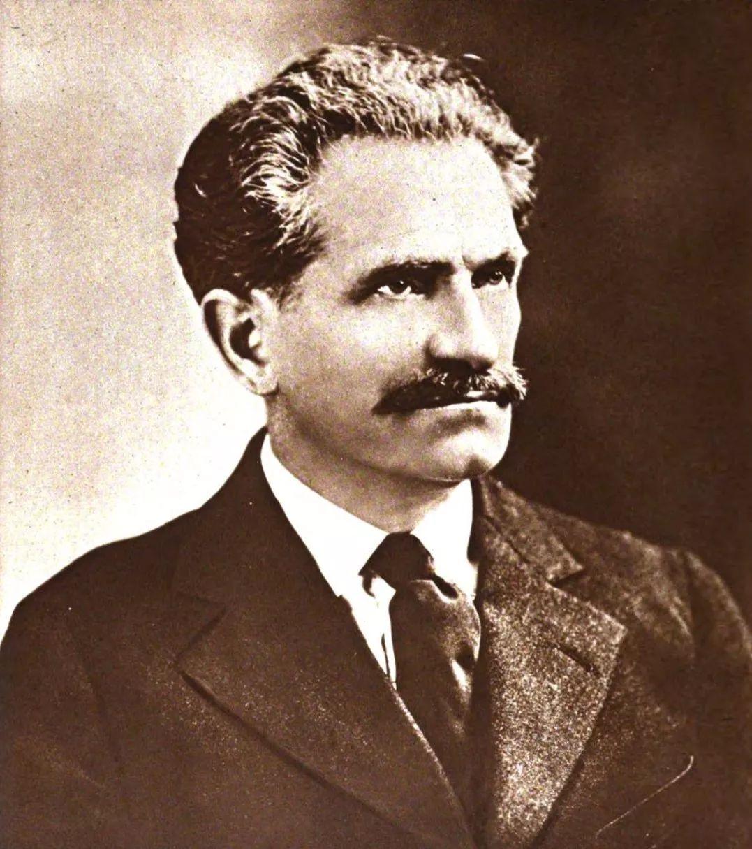 那个8岁学8门语言11岁考入哈佛17岁当教授的天才为