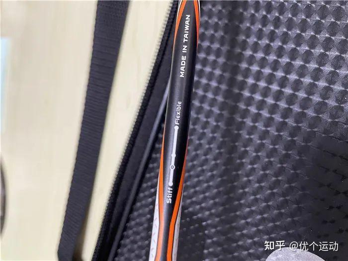 本次拿到的这把神速100x羽毛球拍是4u重量,整体重量