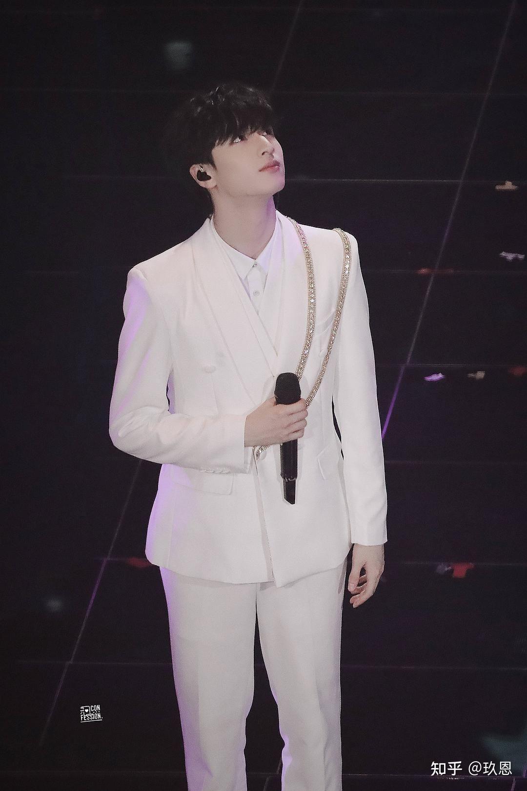 可以分享一下严浩翔的舞台造型图片吗