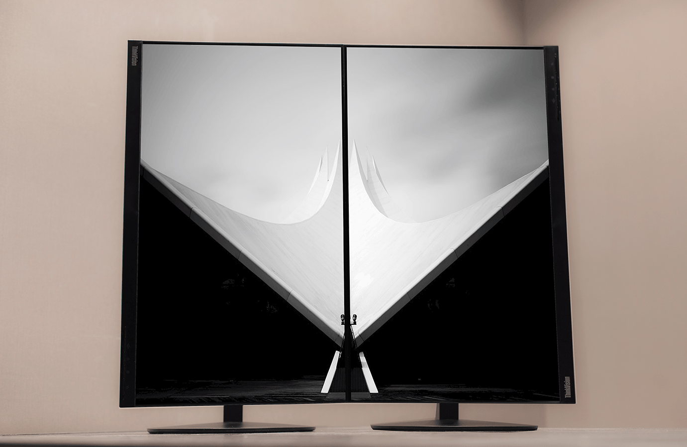 100*100 (mm) vesa 壁挂孔,加上粗壮稳定的支架,可以让显示器在任何