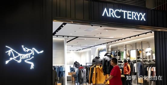 始祖鸟母公司亚玛芬体育登陆纽交所安踏体育四年布局所持股份市值约29