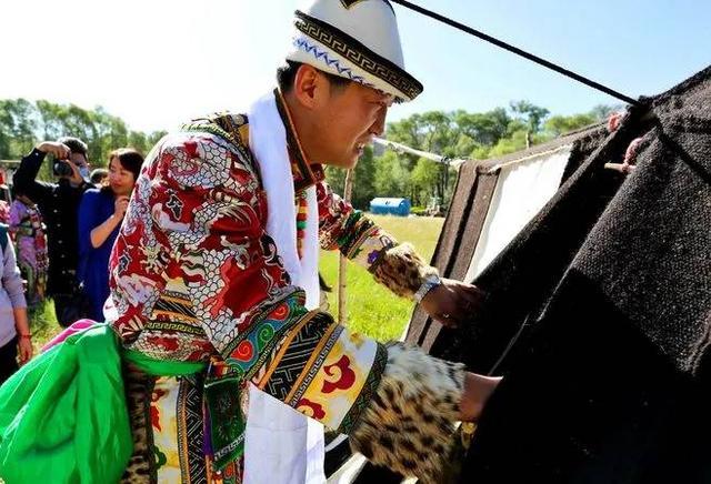 "衣领高,帽有缨",是裕固族服饰的一大特点.