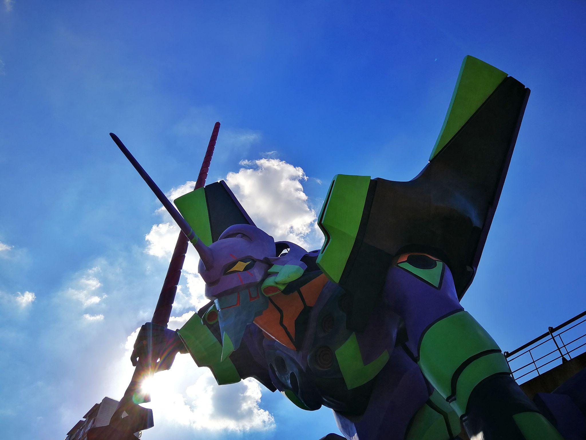 近距离观看上海新业坊25米eva初号机雕塑是一种什么样的体验?