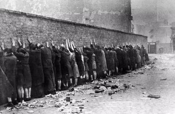 短短3个星期之内被杀超过1万3千人;另外30万人被送到集中营,华沙犹太