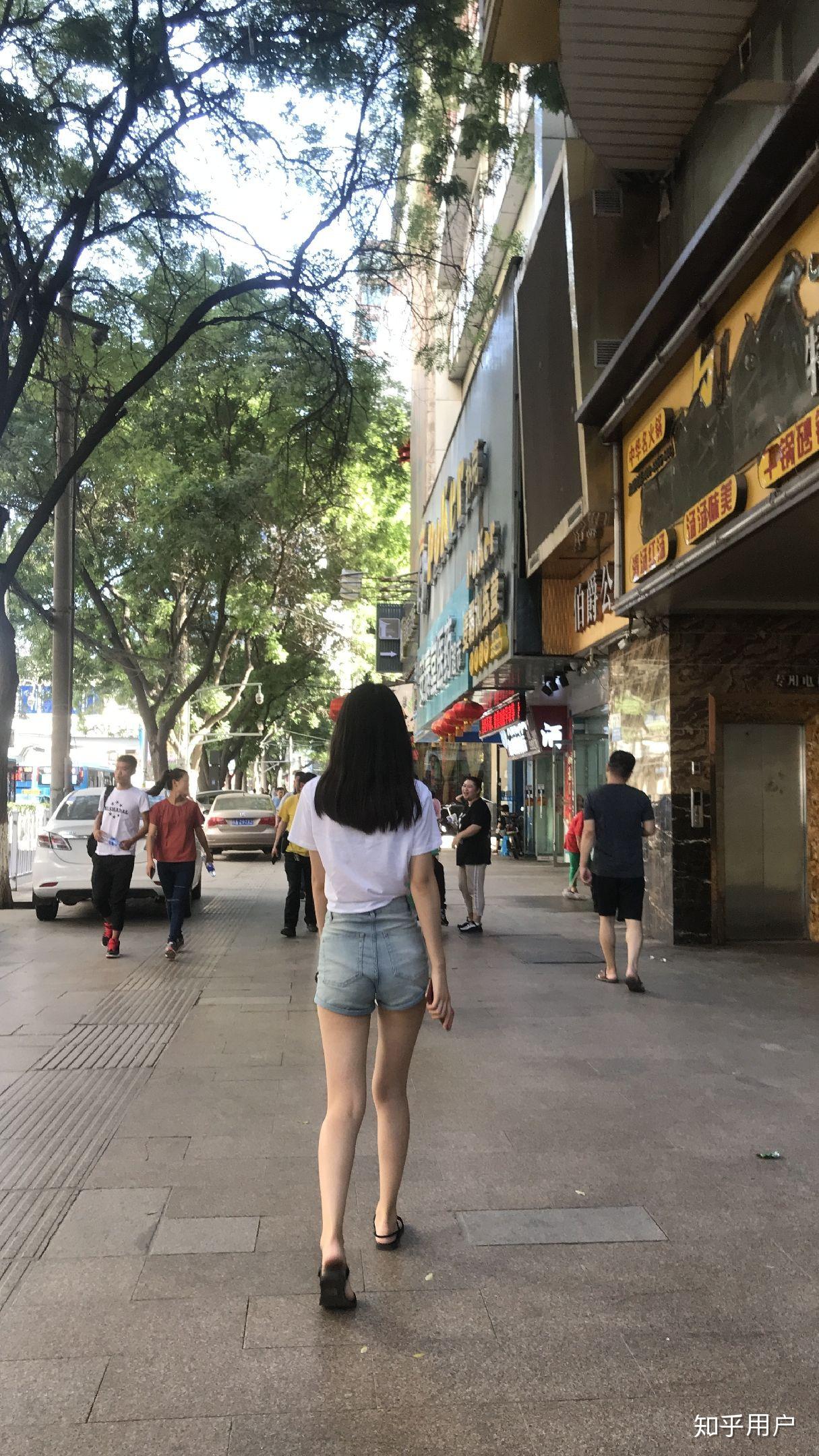 先上图这张在兰州街头的背影,我妹妹