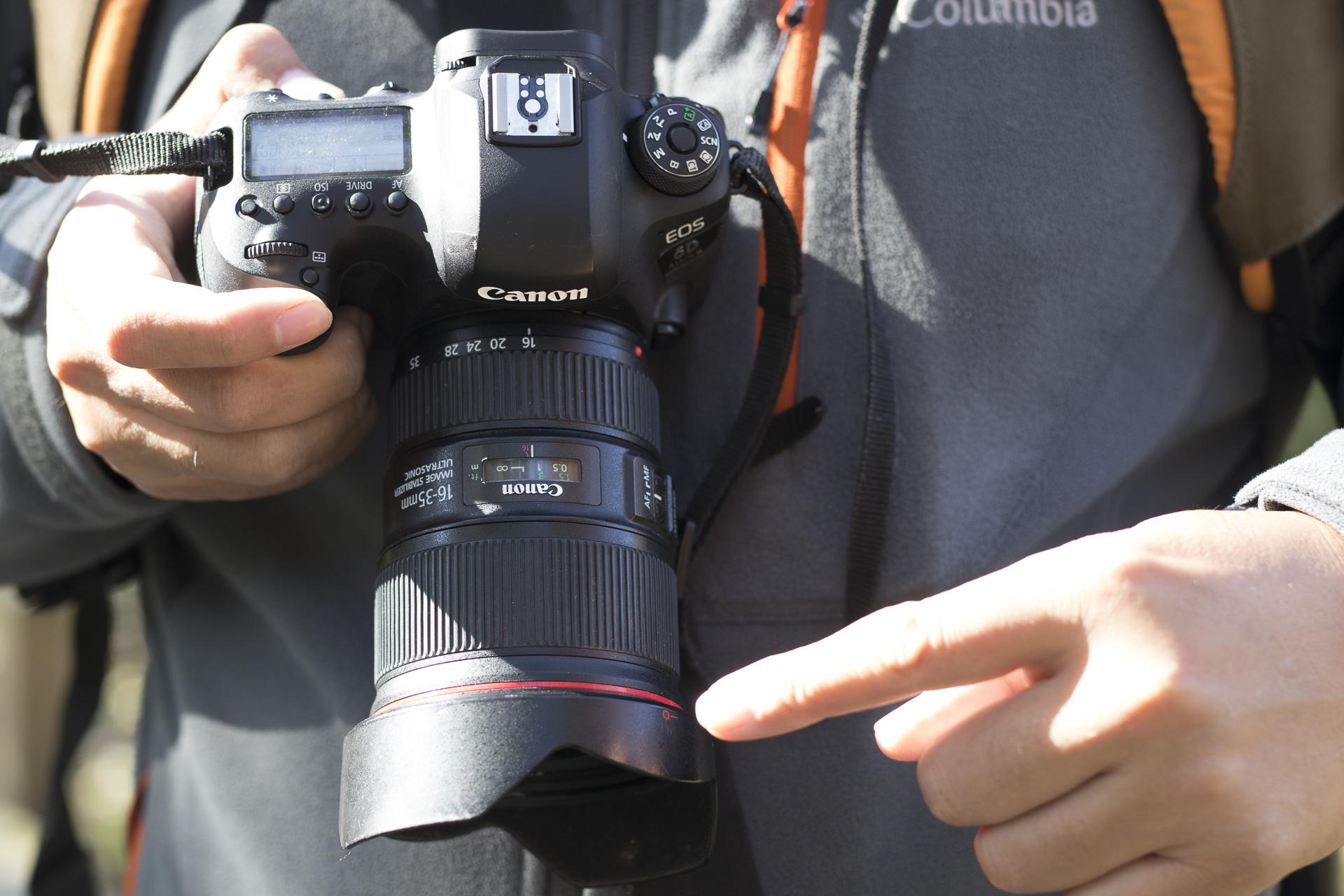 佳能知eos 700d相机拍出的照片,横拍左下角和右上角对称黑屏,拍摄时