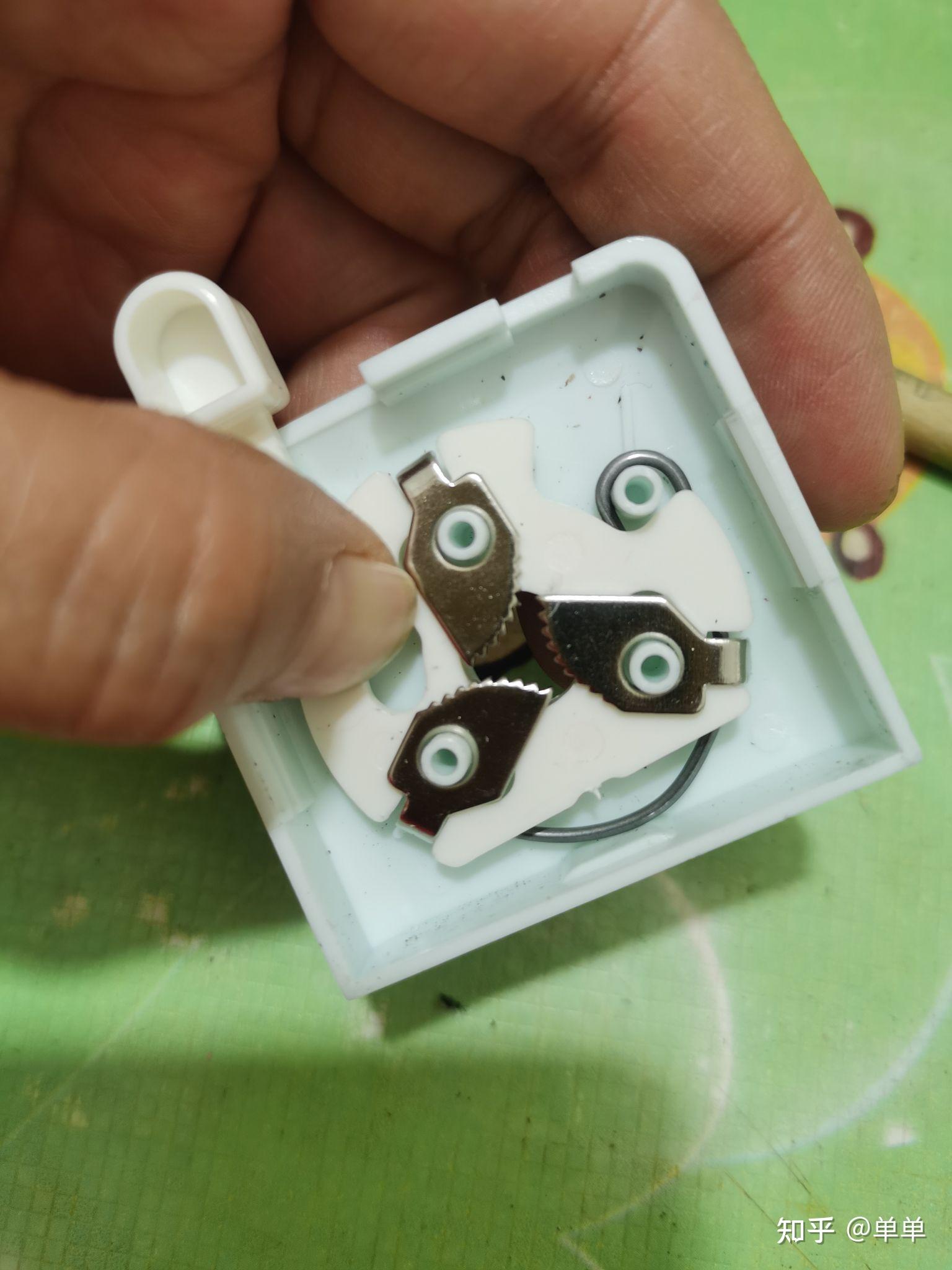 自动转笔刀内部结构是怎样的?拆开后,如何安装?(拆开安不上了.