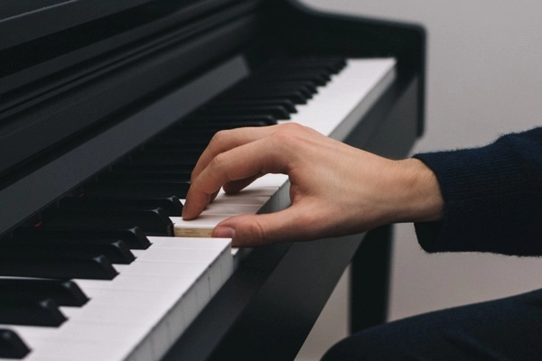 如何掌握正确的弹钢琴坐姿和手型