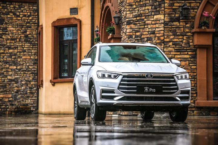 买车需谨慎保值率最高的十大新能源车在这里比亚迪占八款