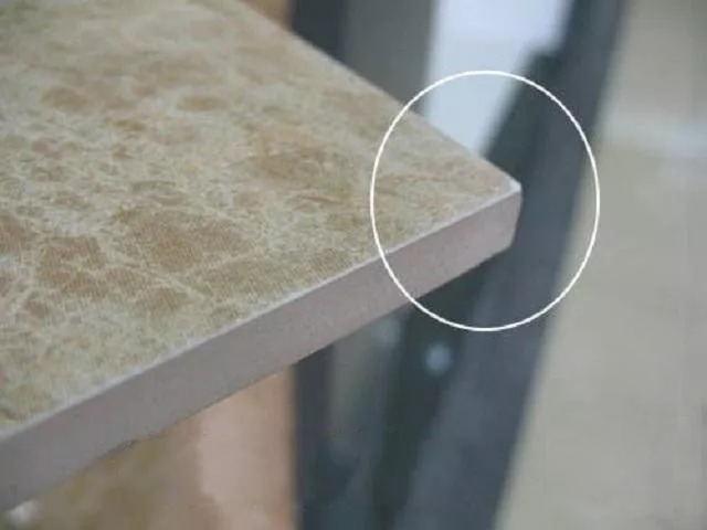 在光线的照射下,就会看出明显的区别,且瓷砖釉面横切面的厚度较厚