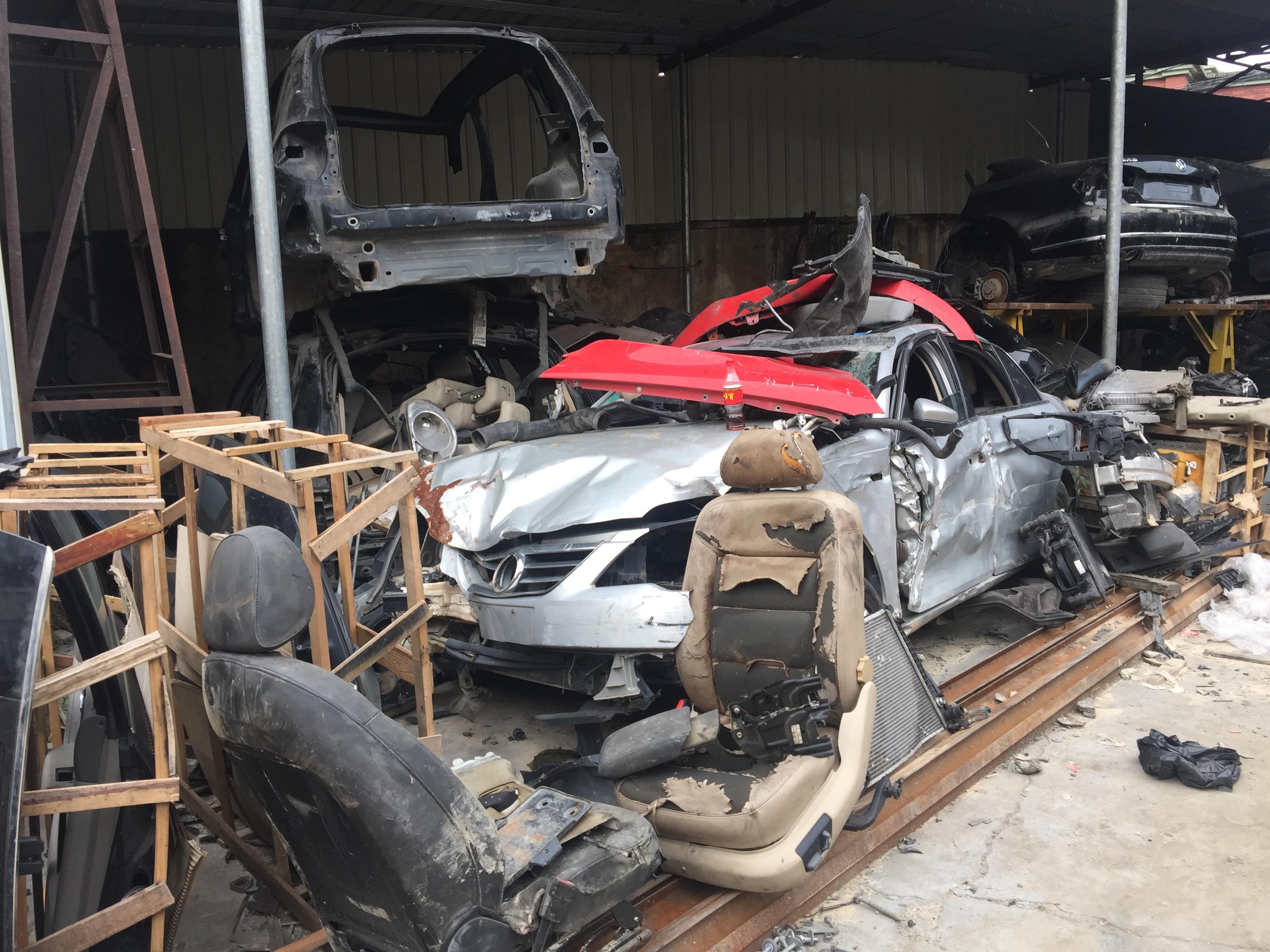 而拆车件的来源就比较复杂了,大致能归位三类:国内事故车