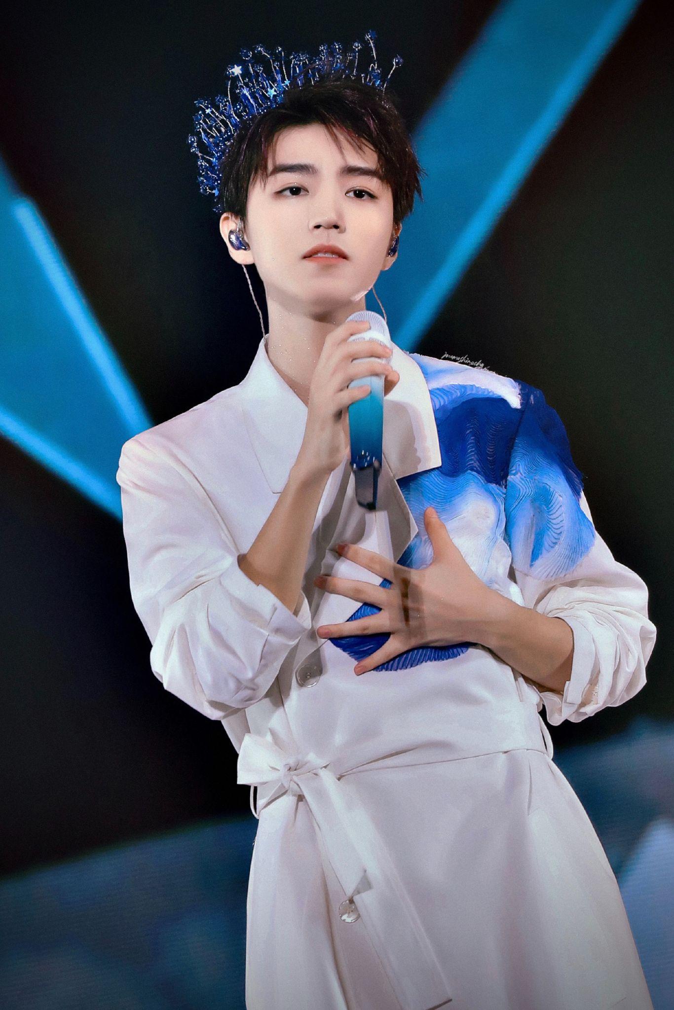 有没有王俊凯无水印的全面屏壁纸咧? - 知乎