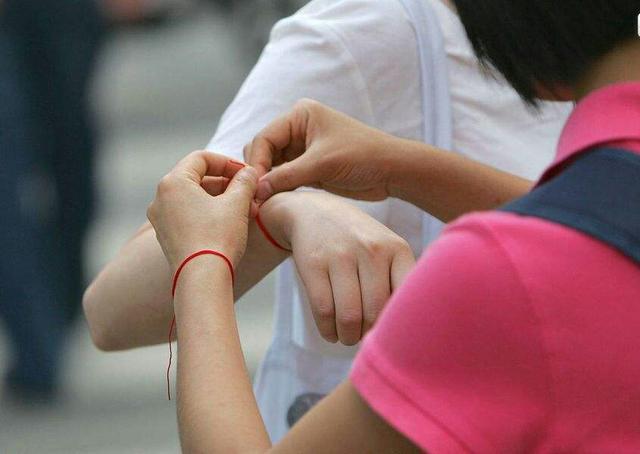 在我手上系红绳的女孩他人说我上了当我笑他人看不穿