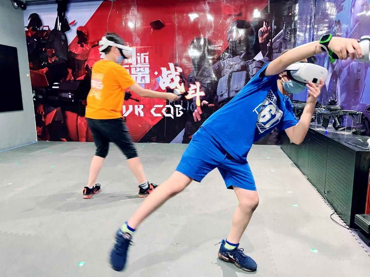 新型VR交互方式 线下大空间可移动多人互动VR游戏 - 知乎