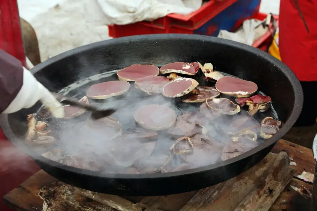 煎出来的猪血没有煮出来的滑嫩,反而有种沙沙的焦脆感,非常的有嚼劲