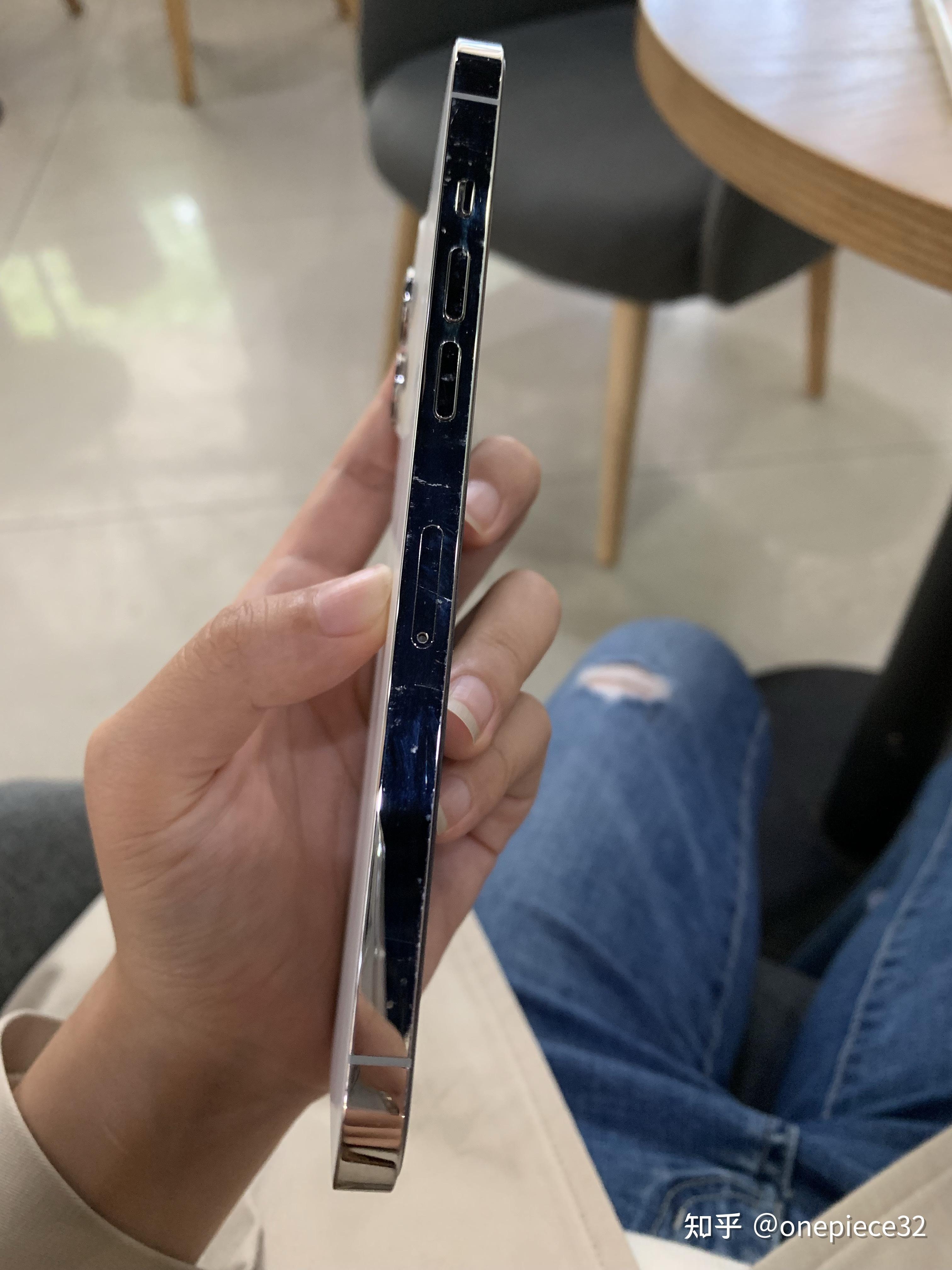 新买没多久的iphone12promax两边出现划痕正常吗