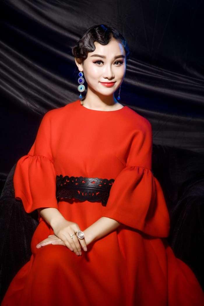 新锐女歌手bobo红色写真显大气新专辑8首新歌mv让你耳目一新