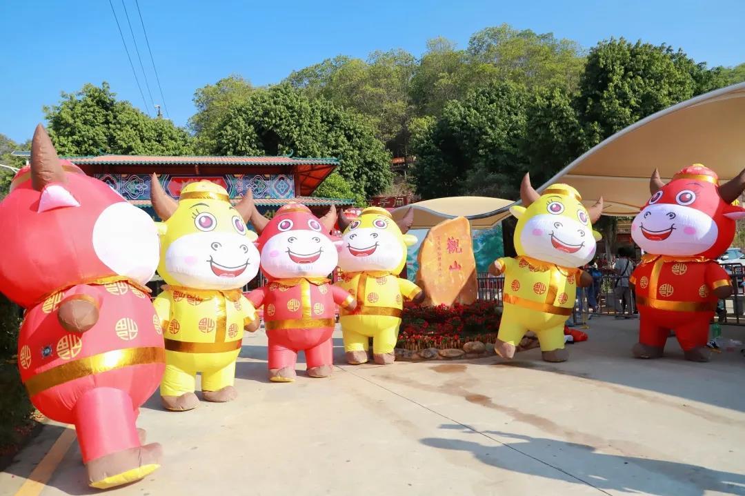 观音山福牛巡游孩子们最喜爱的小丑先生,心灵手巧,一会儿就用气球,捏