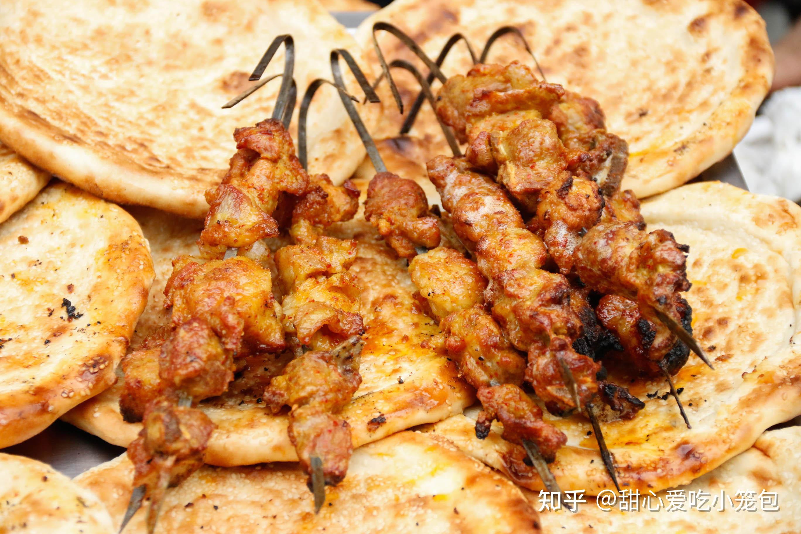 馕配羊肉串馕包肉馕本身就有味道,所以完全不需要别的菜,直接就可以当