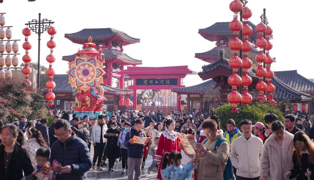 河南开封清明上河园景区喜迎开门红八天共接待696万人次龙年的欢乐