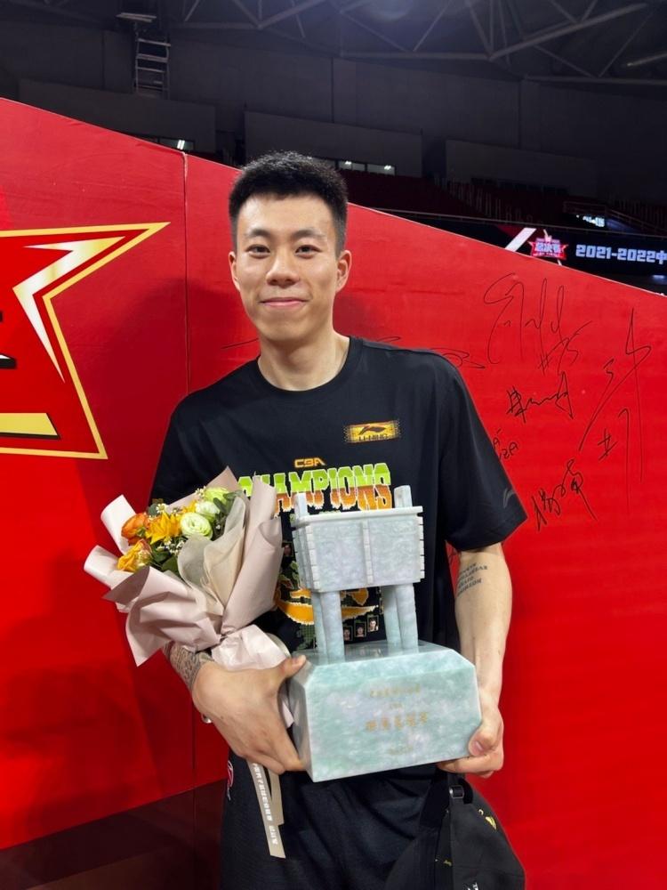 张镇麟晒出手捧总冠军奖杯等多张照片