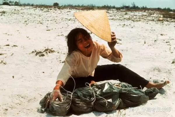 1969年越战中,一位越南顺化的妇女手抚丈夫腐烂的尸体,悲声痛哭
