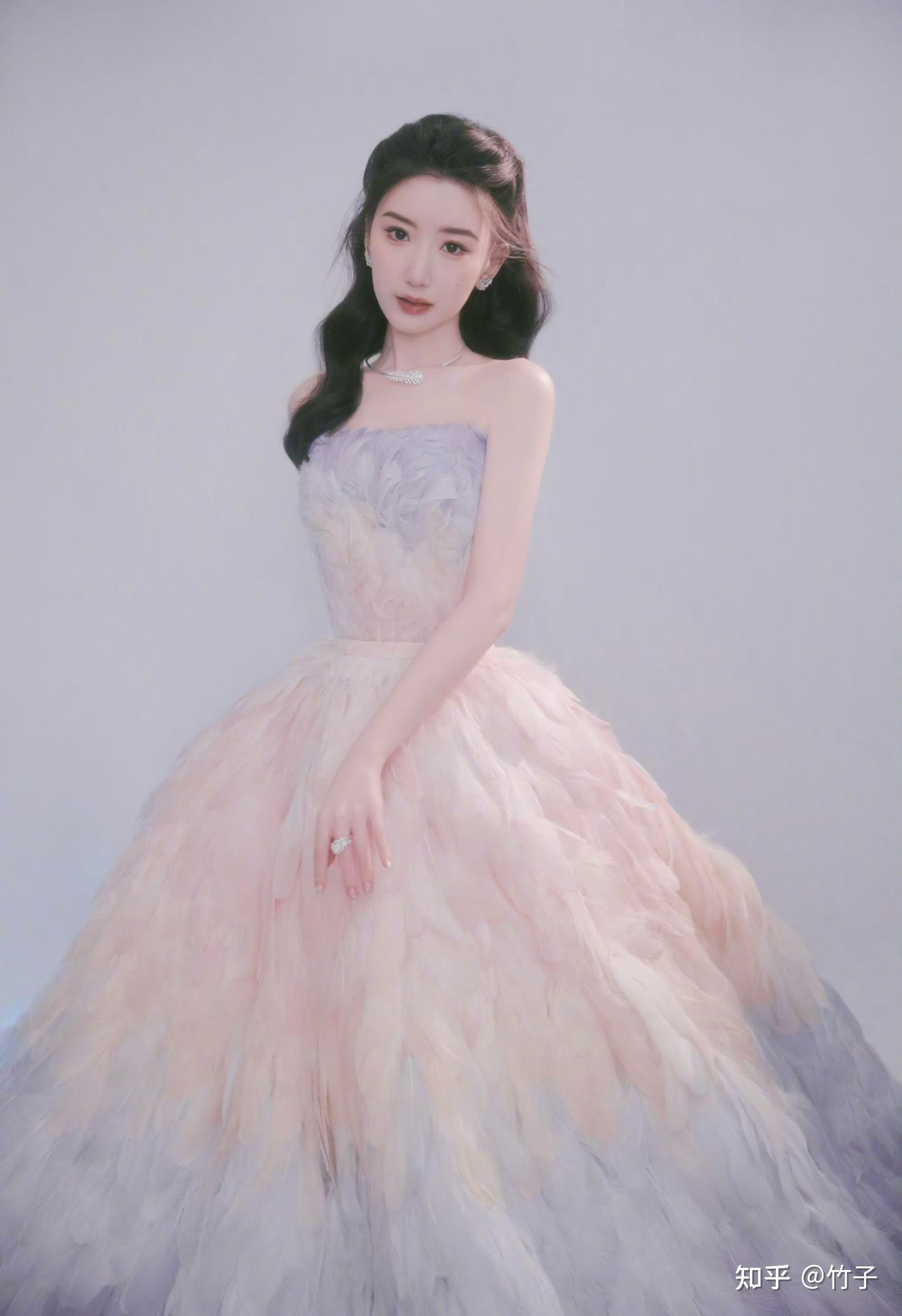 毛晓彤最新美照分享一袭梦幻粉紫色羽毛礼服裙仙气飘飘美极啦