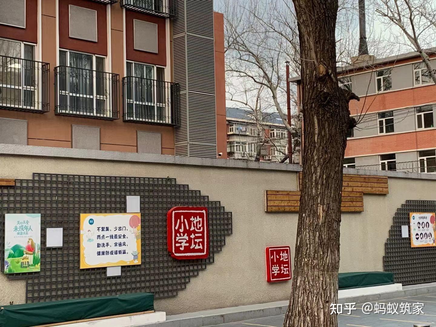 地坛小学:2020年招生4个班,每个班35人左右,作业少,特色是足球,师资