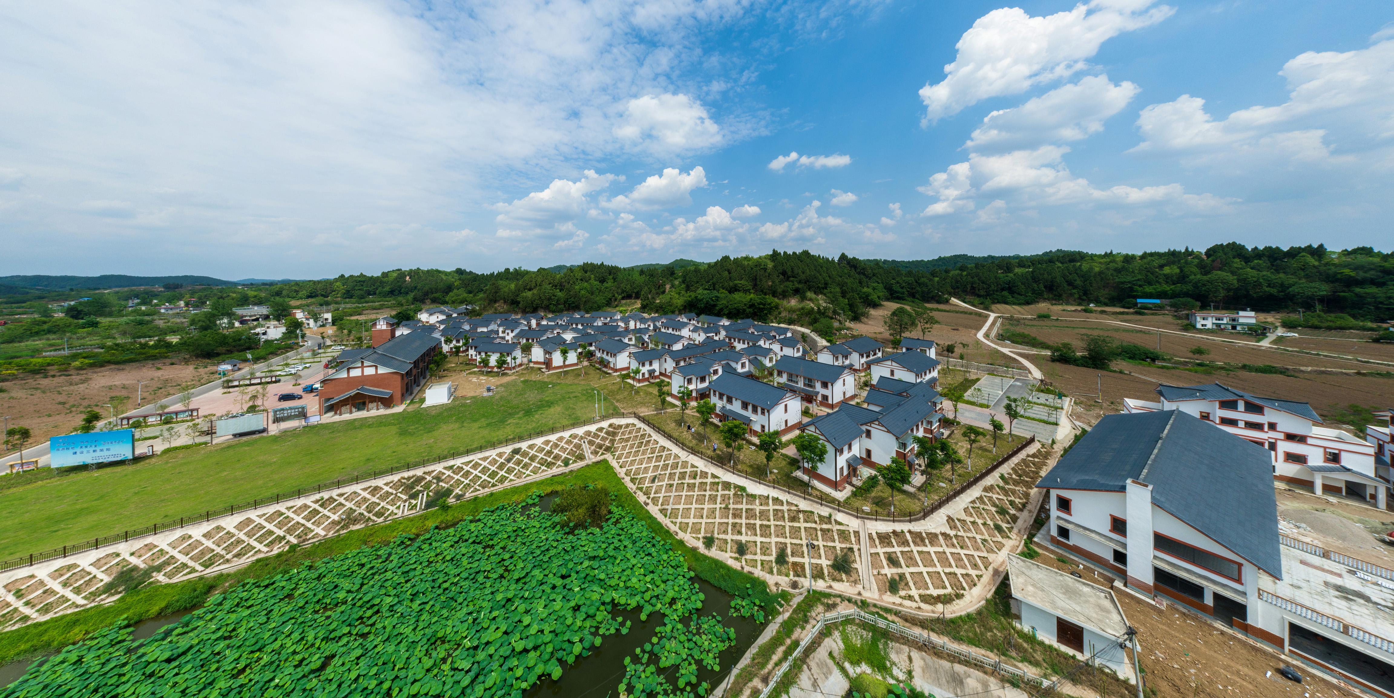 作为入选成都首批打造的川西林盘之一,返璞归真的理念贯穿丙灵村林盘