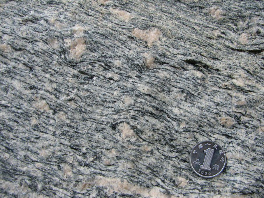 榴辉岩由石榴子石和绿辉石组成片麻岩由长石,石英和云母组成单岩和复