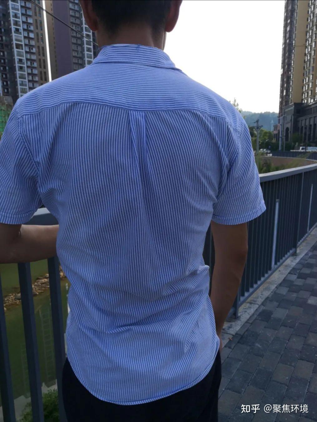 刘开兴同志消毒作业后汗水湿透了的衣服刘开兴同志在核酸检测点指导