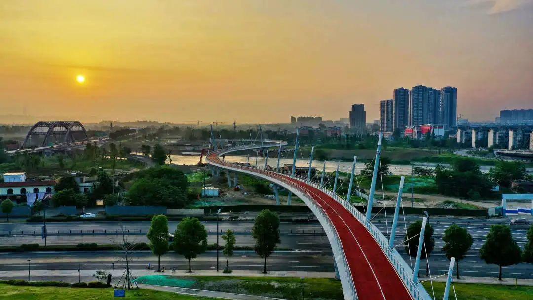 世纪城路跨府河大桥北侧200米左右,这座跨越科华南路与锦江的桥梁成龙