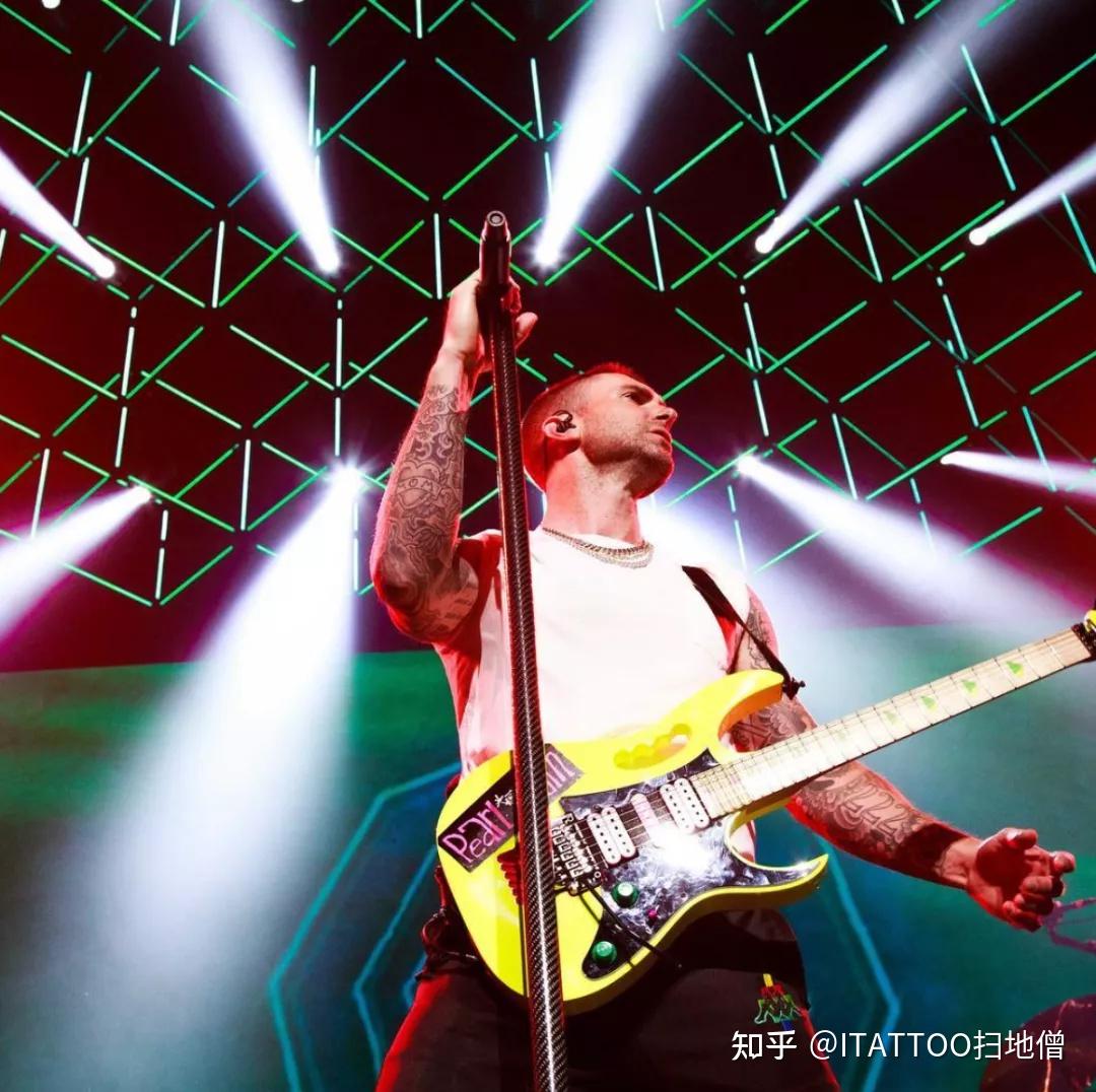 maroon5乐队主唱adamlevine又添新纹身当爹后骚度不减