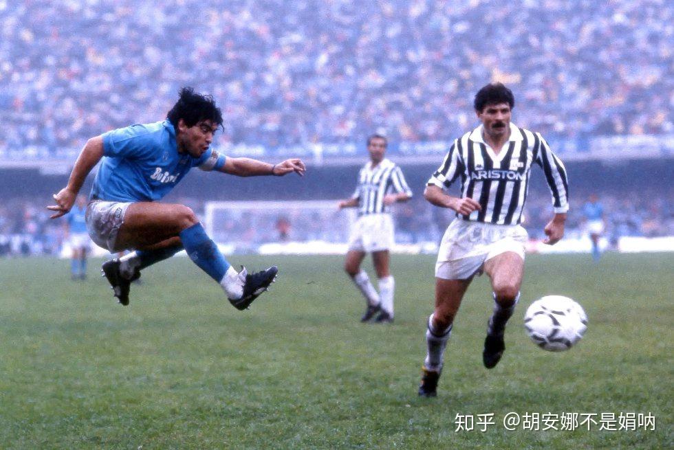 12,在那不勒斯效力时的马拉多纳,在与尤文图斯的比赛中射门得分.
