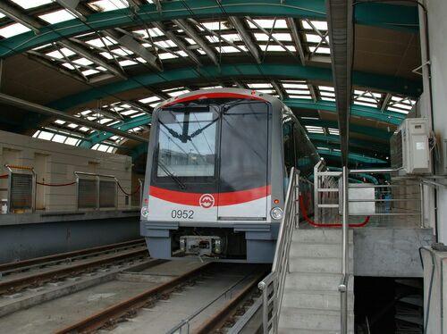 地铁二号线张江段高架轨道上跑的是什么车