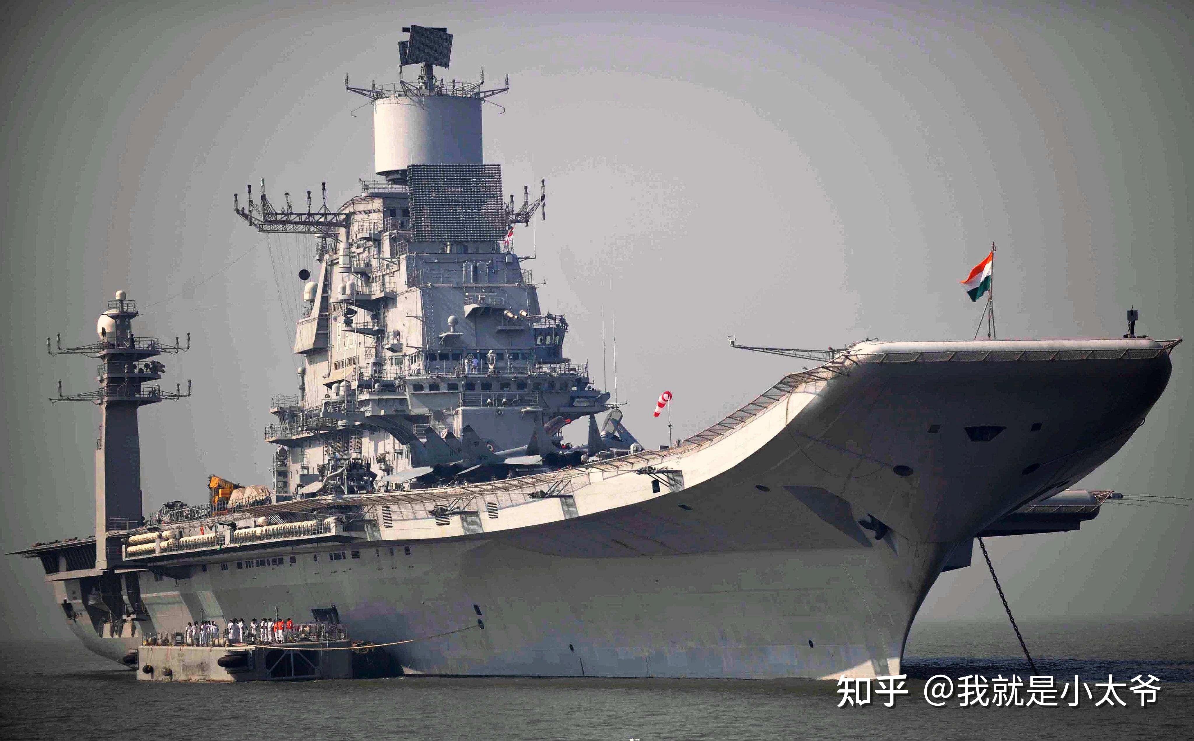 印度"超日王"号航母(ins vikramaditya)舰岛右侧的空地以及后面竖起来