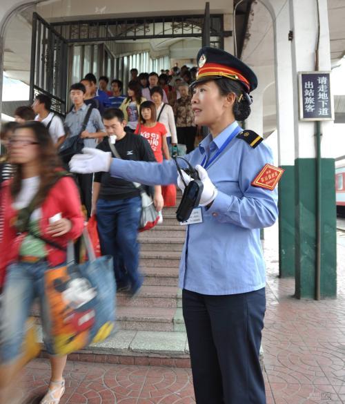 火车列车上不同衣服对应的职位名称是什么?火车人员制服对应工种大全! 火车列车上不同衣服对应的职位名称是什么?火车人员制服对应工种大全!_新客网