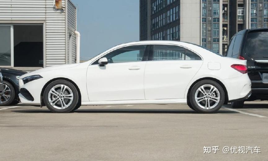 奔驰a级现最高降10万最低15万多能买光车标就值10万