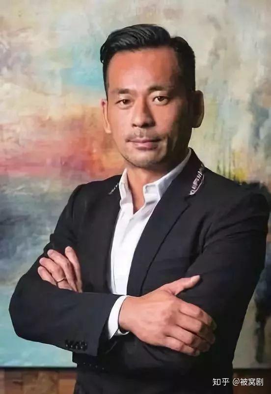 而且是有钱的男人,这位男主人公相比纪晓波,李泽楷的身份地位也是丝毫