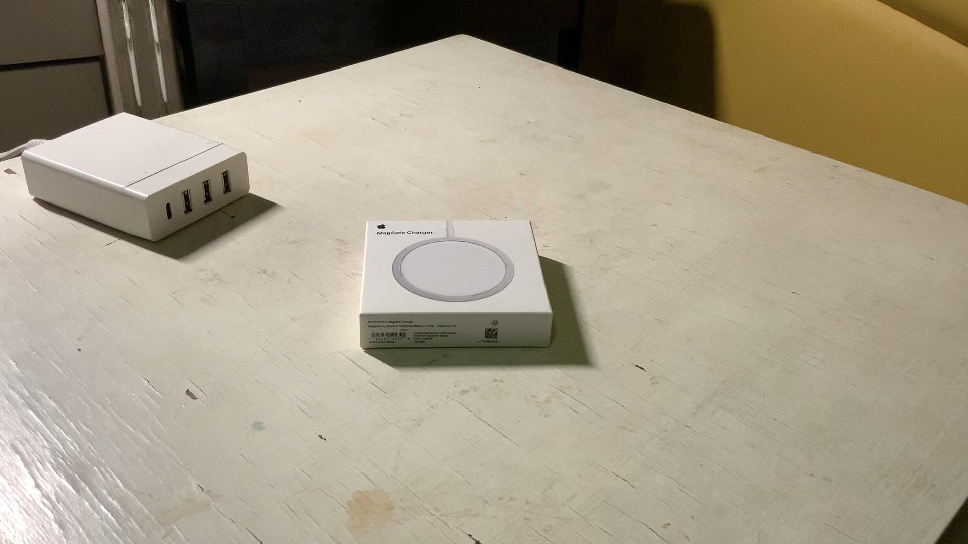 homepod mini开箱,含siri早期驯服人类的珍贵影像