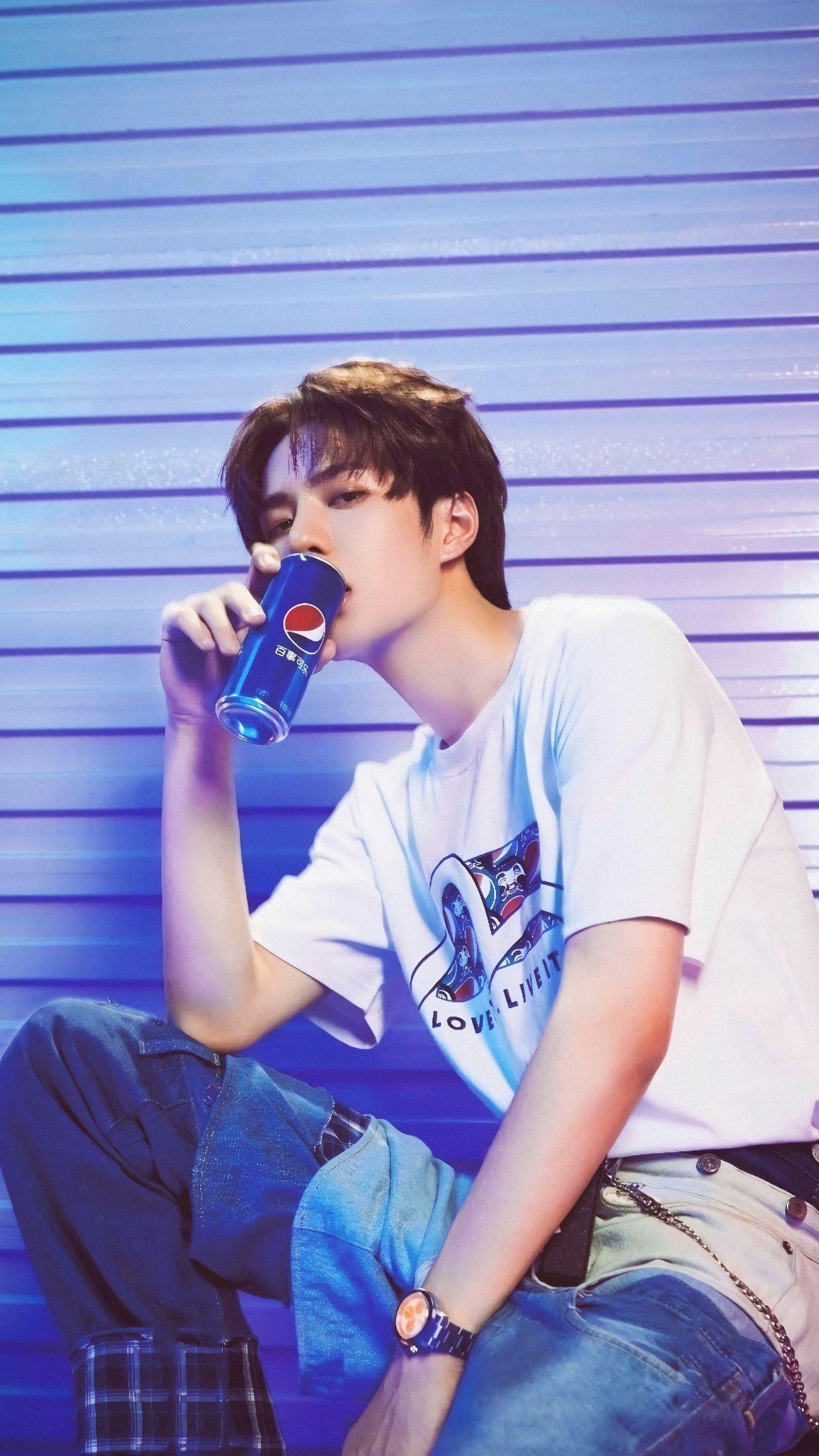 谁有谁有王一博那个喝可乐的蓝色头像啊啊啊我之前删掉了呜呜呜?