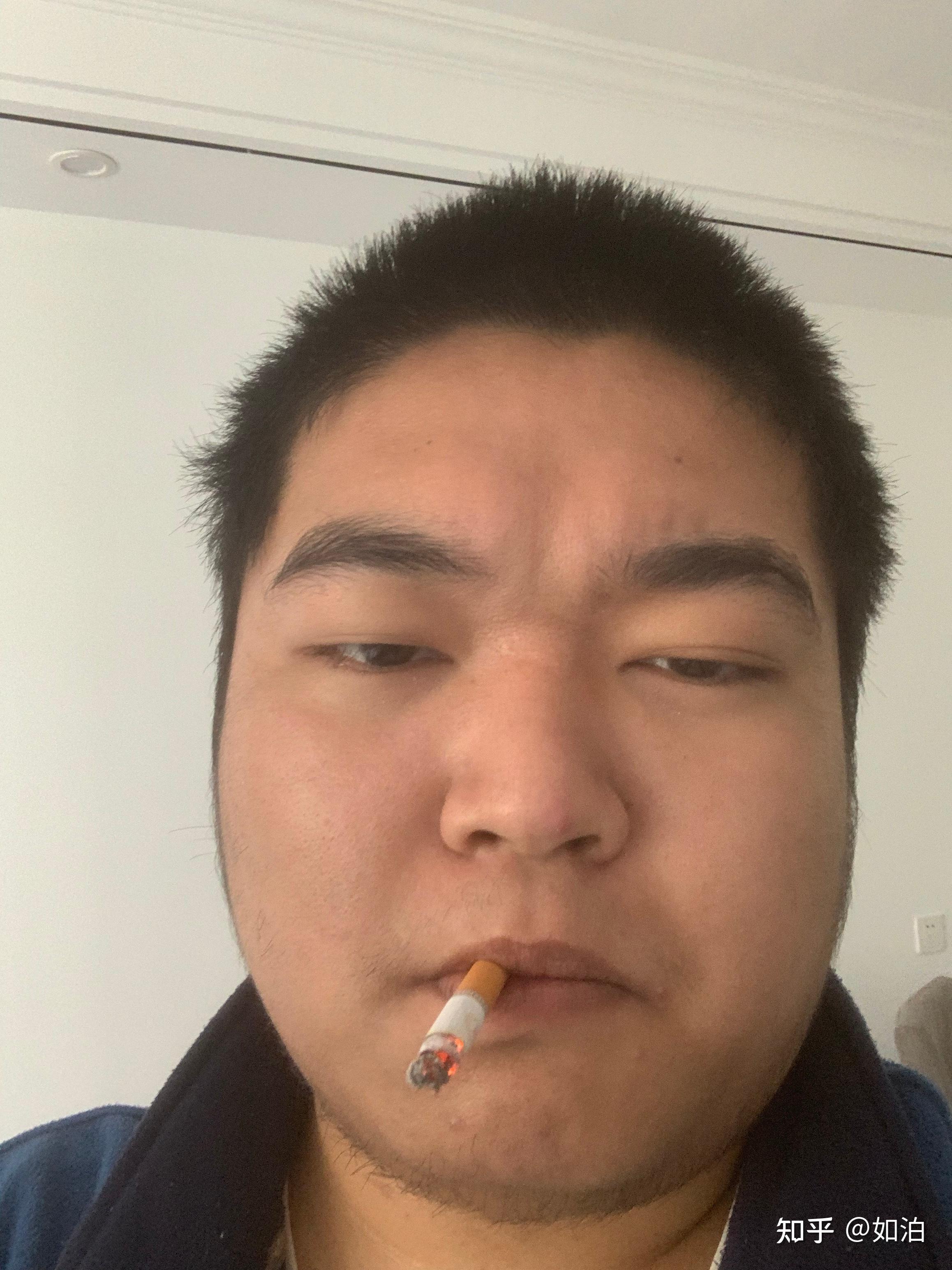 有没有长得丑的男生照片分享一下.我想知道什么样算丑 ?