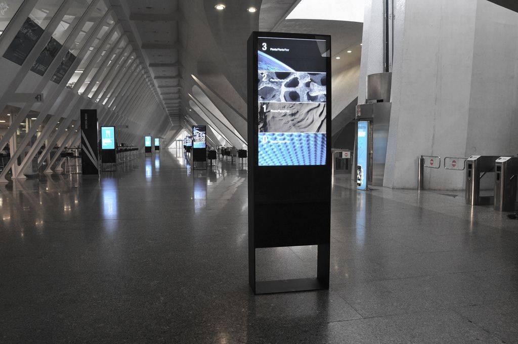 深圳铂瑞特壁挂广告机地铁高铁广告展示广告屏三,电梯我们可能不会