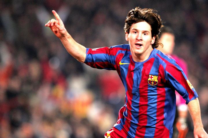 归来仍是少年2009年梅西首获金球奖14年后荣誉等身归来