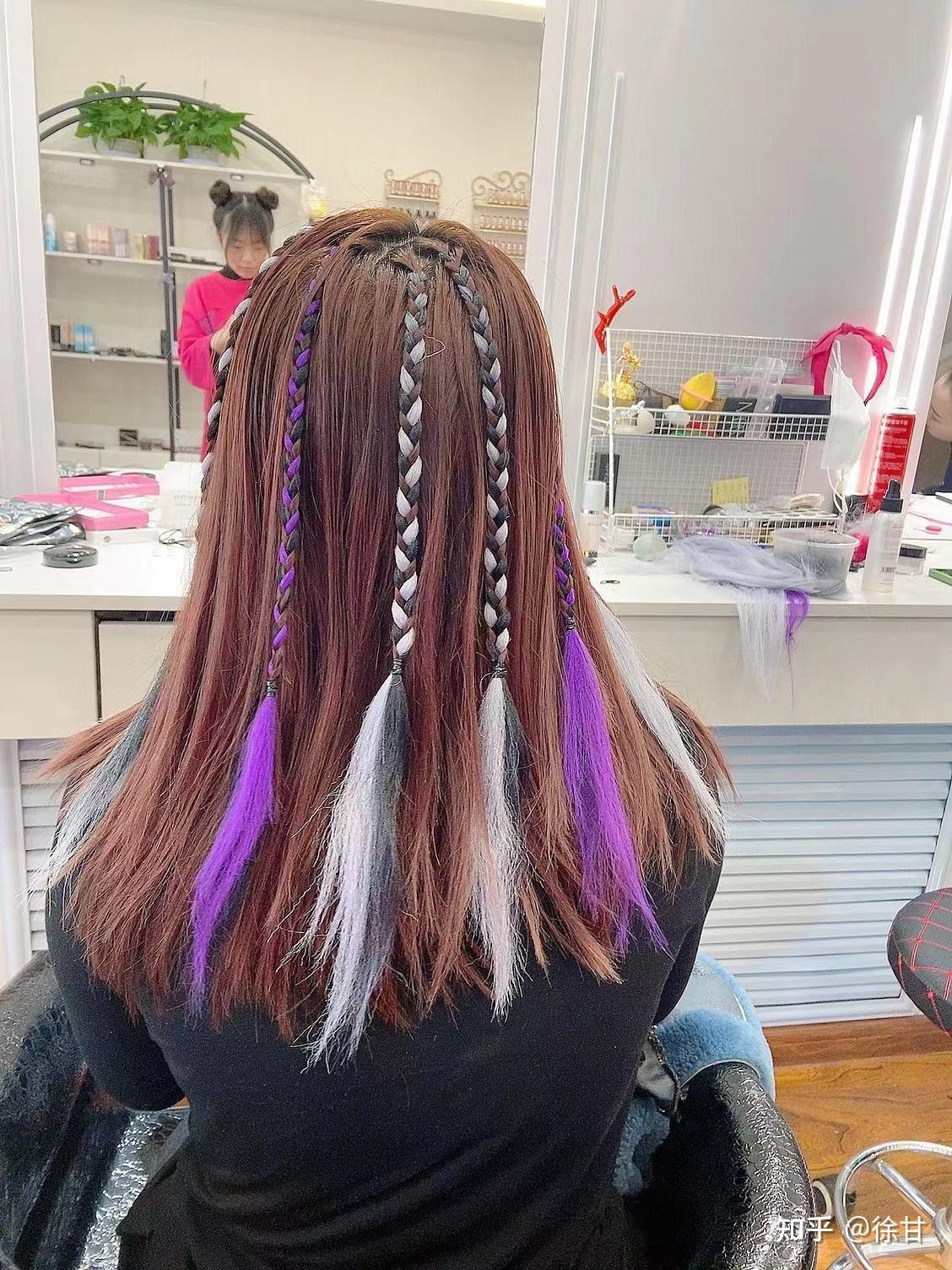 女生短发中夹杂着几根脏辫会好看吗