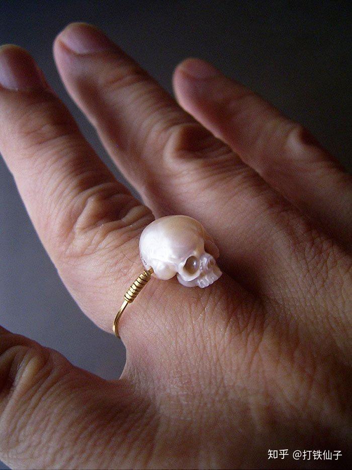shinjinakaba的珍珠髑髅当代珠宝中的雕刻美学