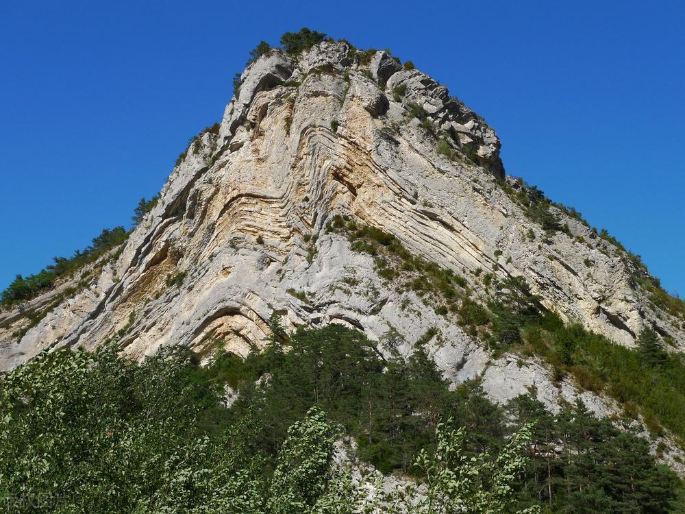 但也有背斜成谷向斜成山