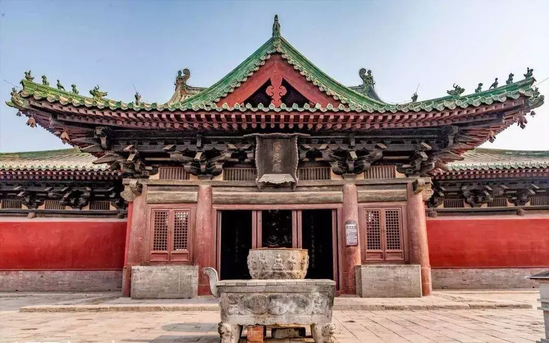 摩尼殿歇山顶:屋顶上有个分叉重檐:两层屋檐抱夏:围绕堂屋的侧室在