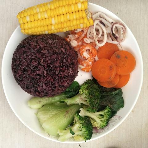 是我自己在宿舍做的减脂餐,黑色的那一坨是一半黑米一半大米的黑米饭